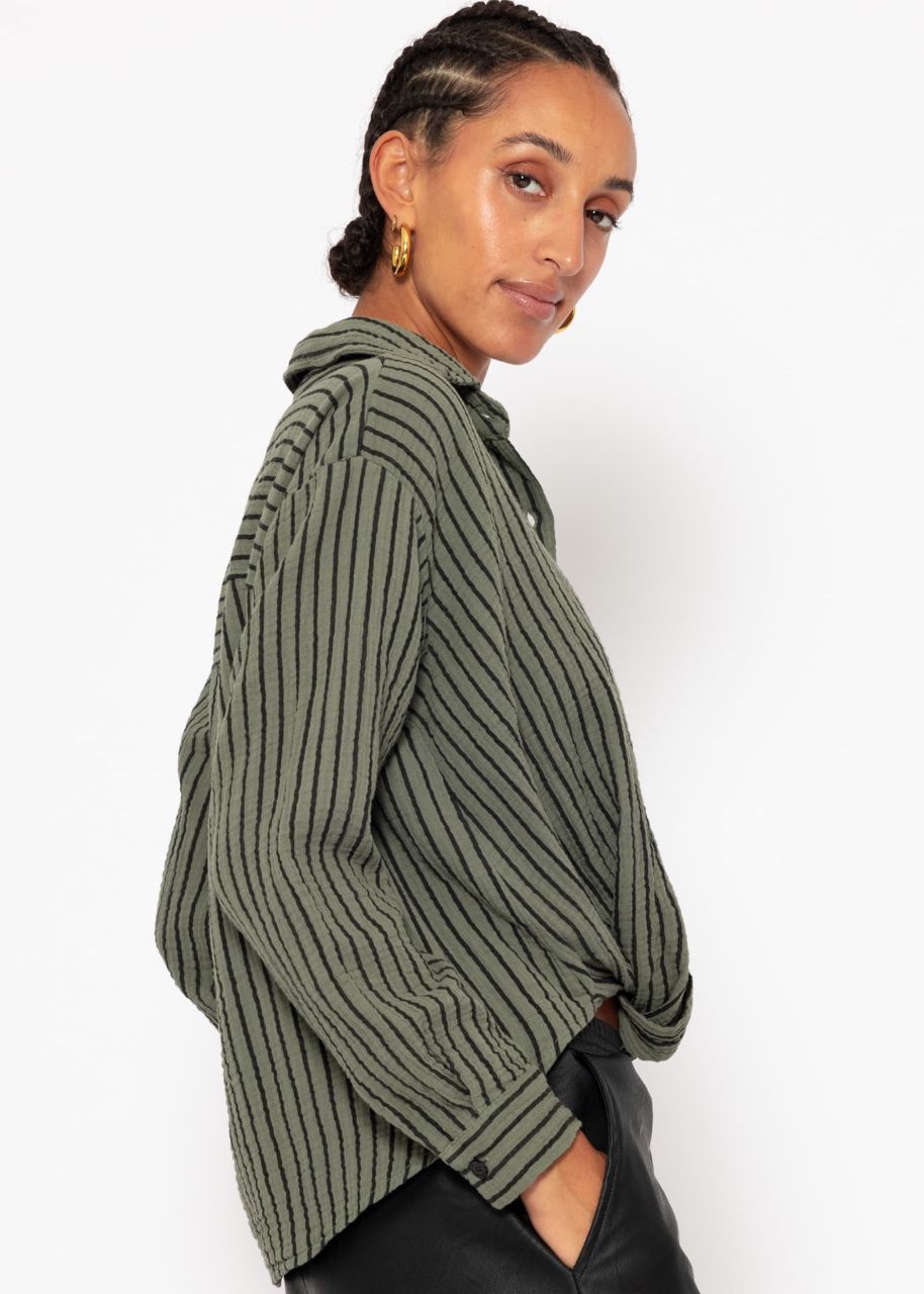 Gestreifte Musselin Bluse mit Knoten - khaki-schwarz