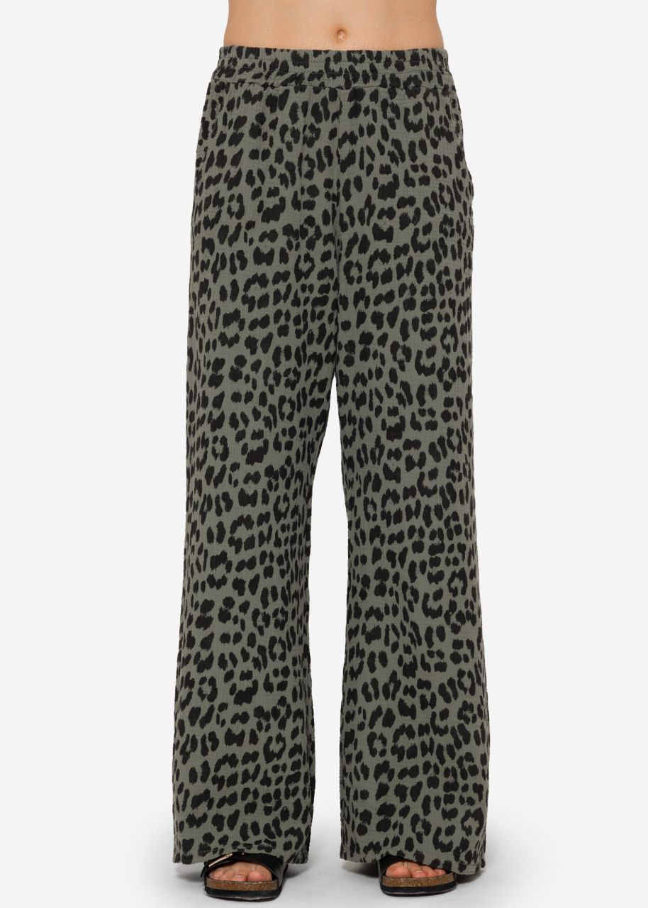 Musselin Pants mit weitem Bein in Leo-Print - khaki