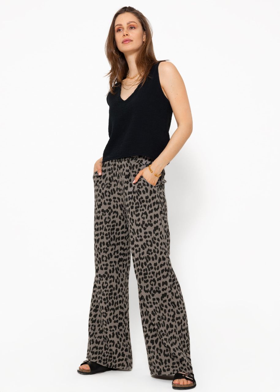 Musselin Pants mit weitem Bein in Leo-Print - taupe