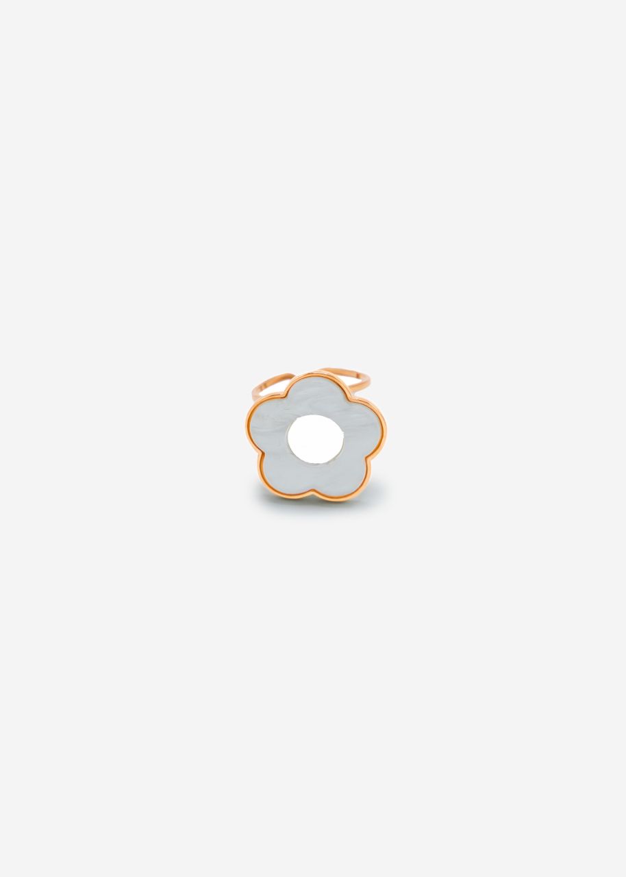 Ring mit weißem Blütenmotiv - gold