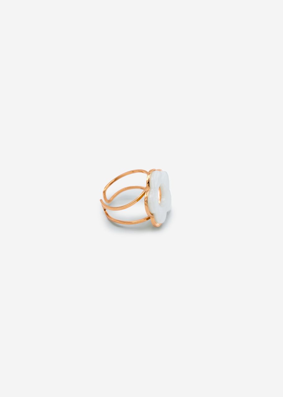 Ring mit weißem Blütenmotiv - gold