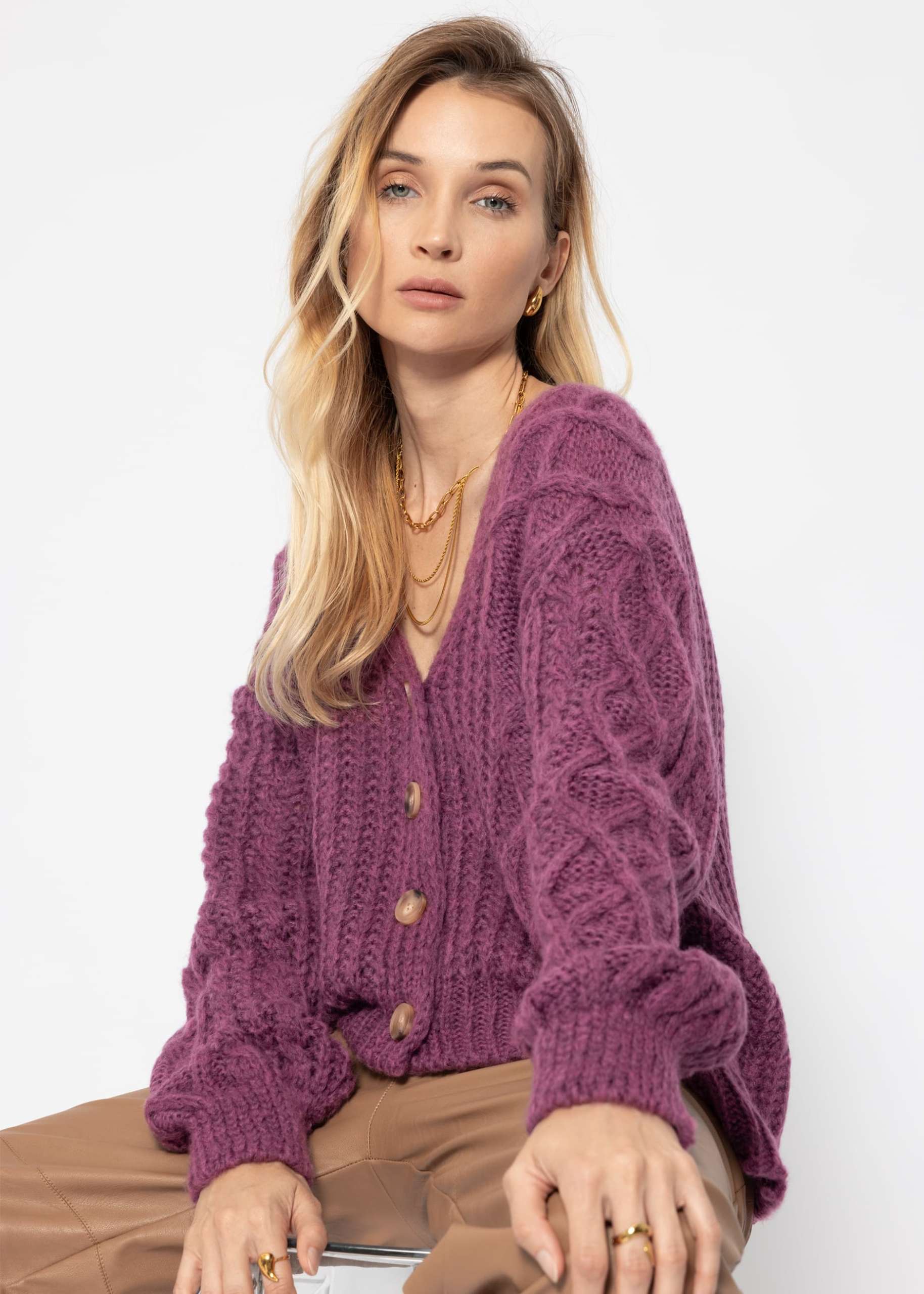 Oversize Strickjacke mit Zopfmuster - aubergine