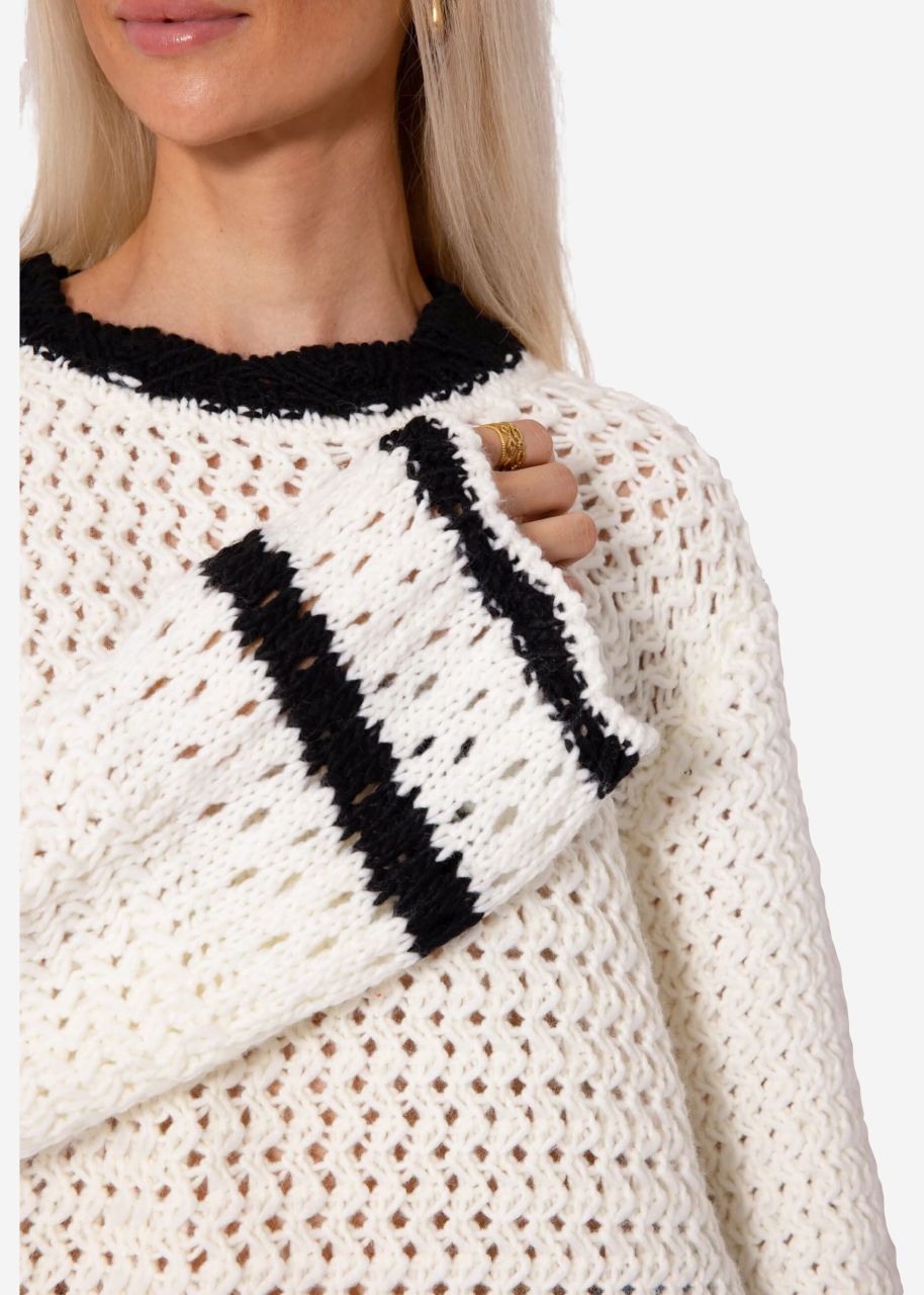Grobgestrickter Pullover mit schwarzen Details - weiß