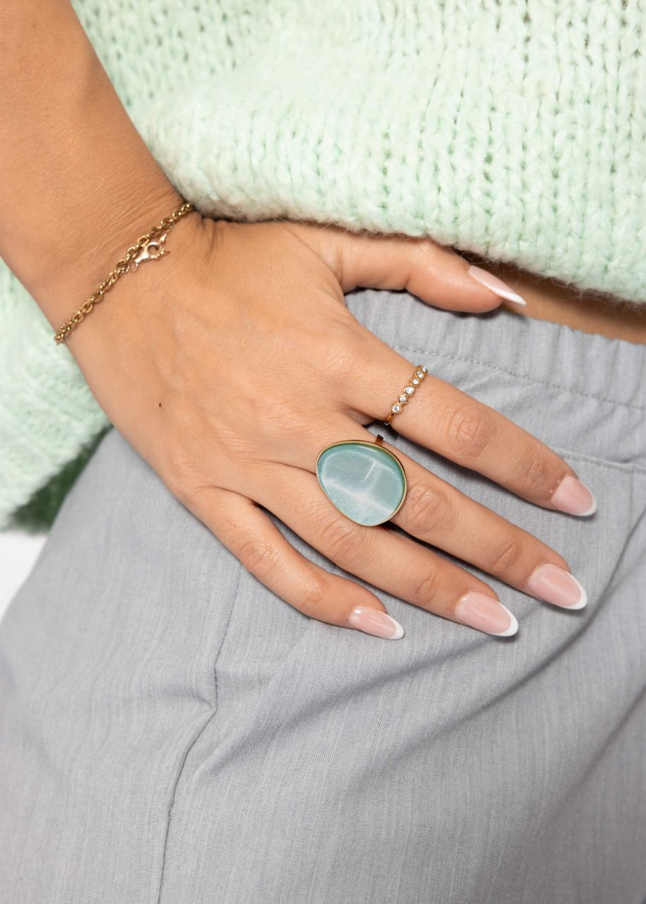 Ring mit hellblauem Schmuckstein - gold