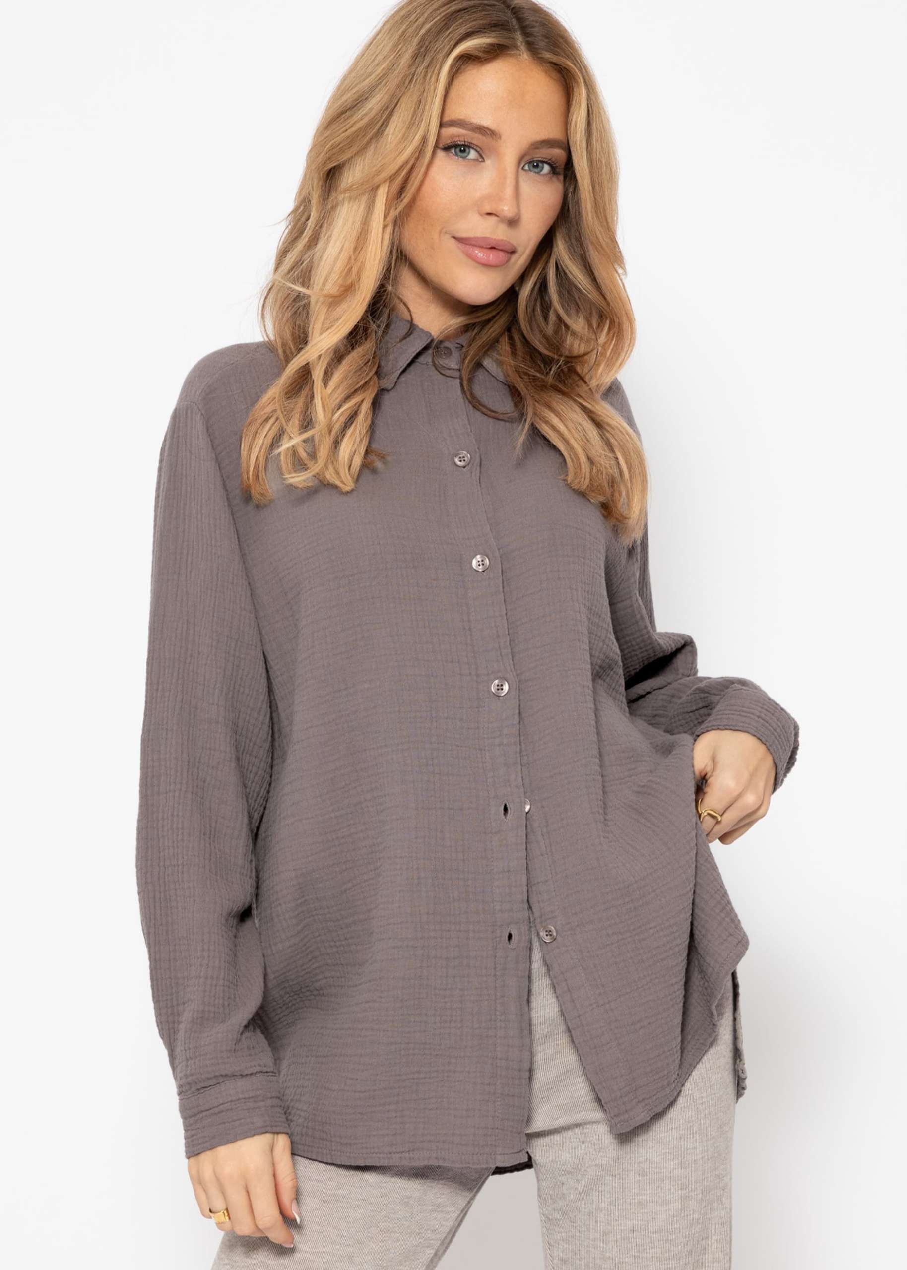 Klassisch geschnittene Bluse in Musselin - taupe