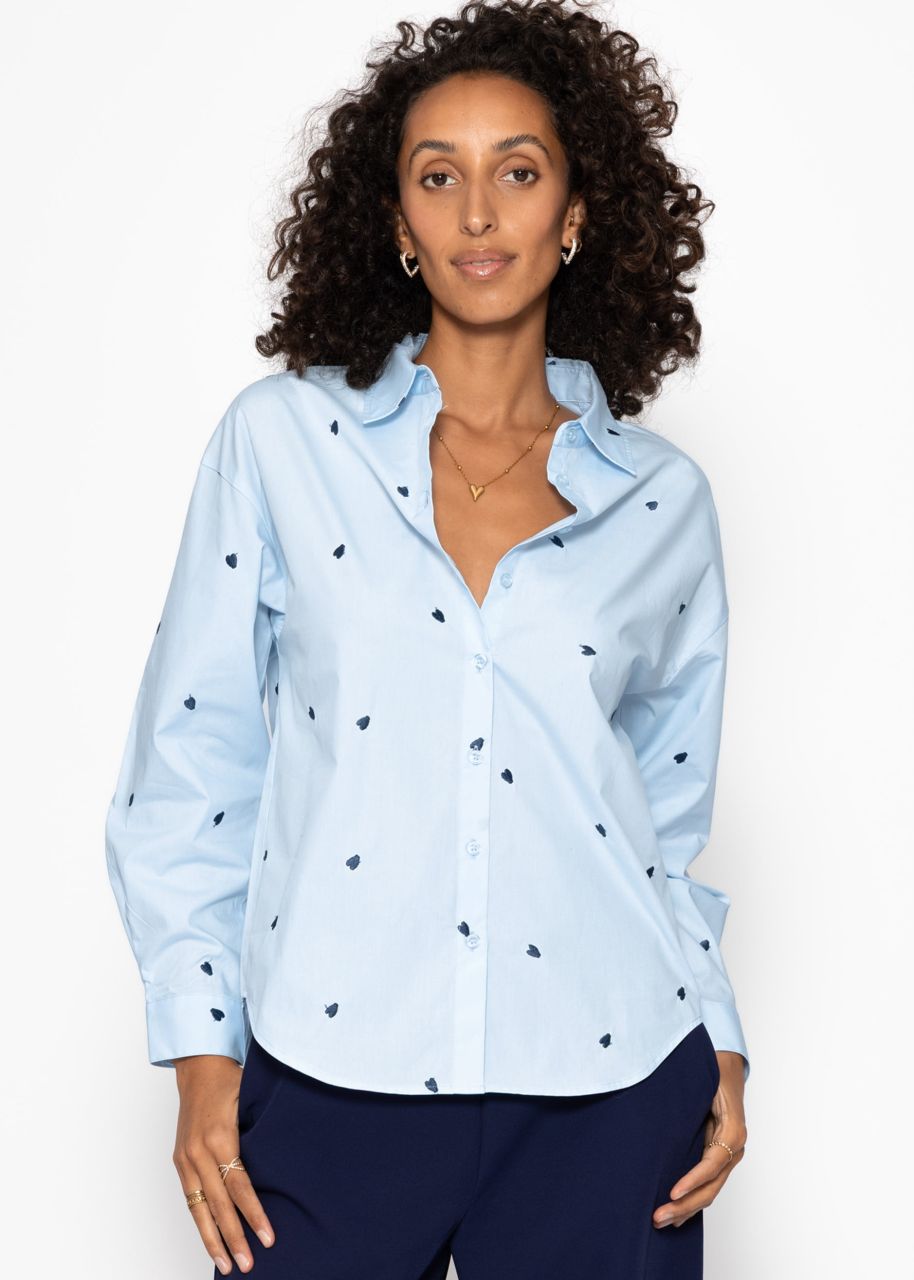 Hemdbluse mit blauer Herzstickerei - hellblau