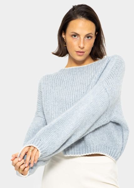 Flauschiger Pullover mit hellen Blenden - hellblau