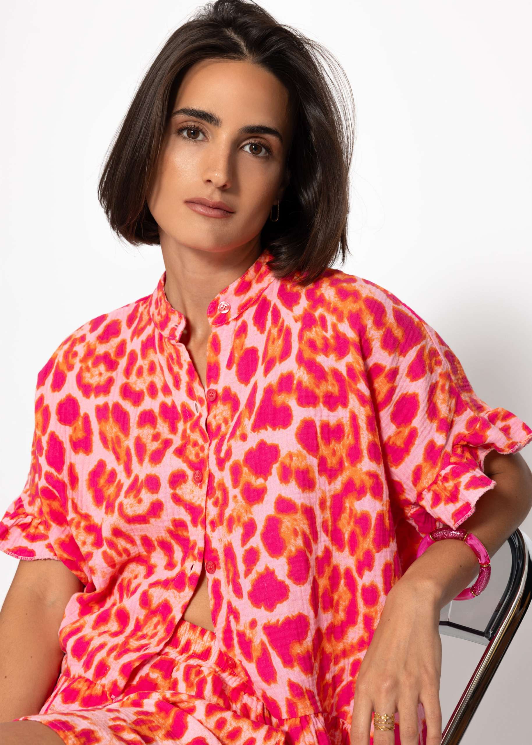 Musselin Bluse in Leo-Print mit Rüschensaum - pink