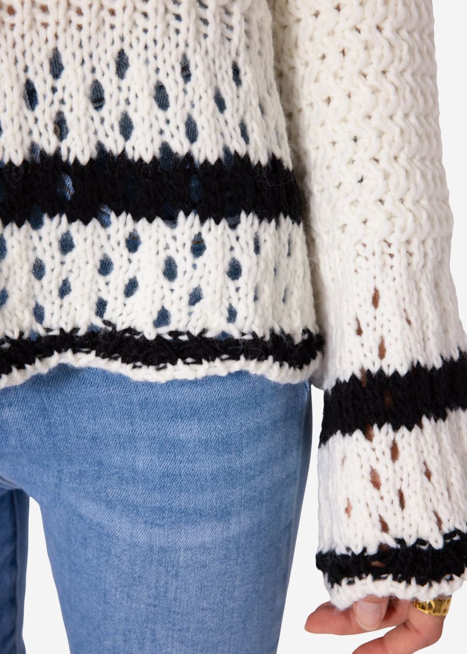 Grobgestrickter Pullover mit schwarzen Details - weiß