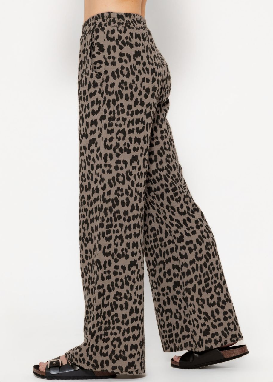 Musselin Pants mit weitem Bein in Leo-Print - taupe