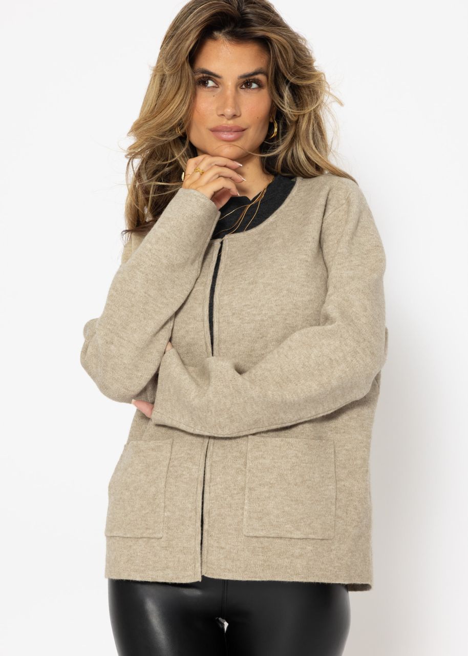 Cardigan mit Rundhalsausschnitt und aufgesetzten Taschen - beige