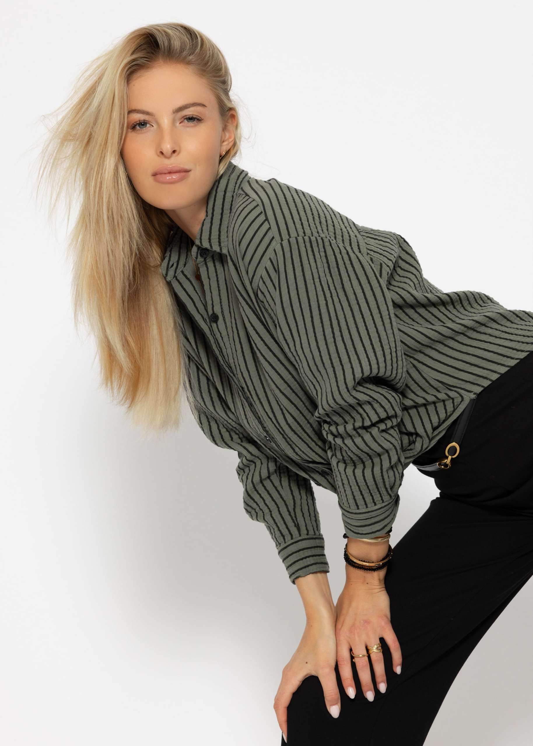 Gestreifte Musselin Bluse mit Knoten - khaki-schwarz