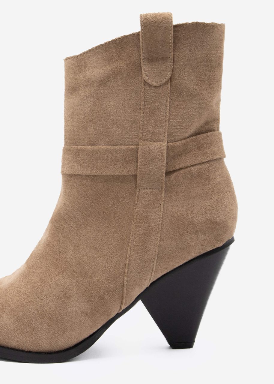 Boots mit silberner Spitze, beige