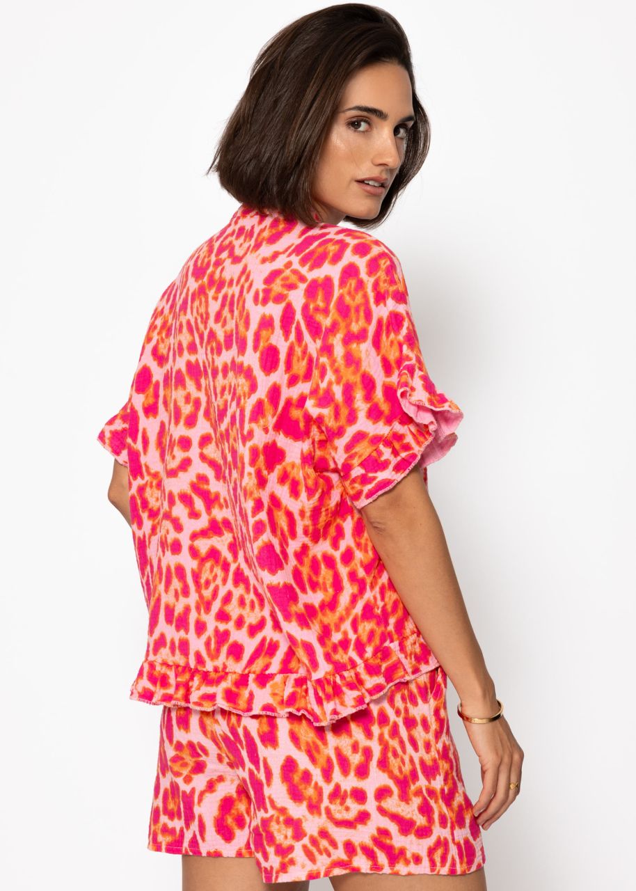 Musselin Bluse in Leo-Print mit Rüschensaum - pink