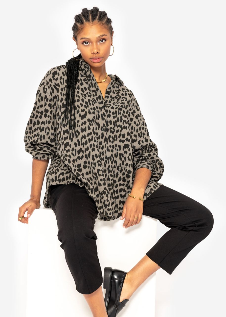 Oversize Musselin Bluse mit Leo-Print - taupe