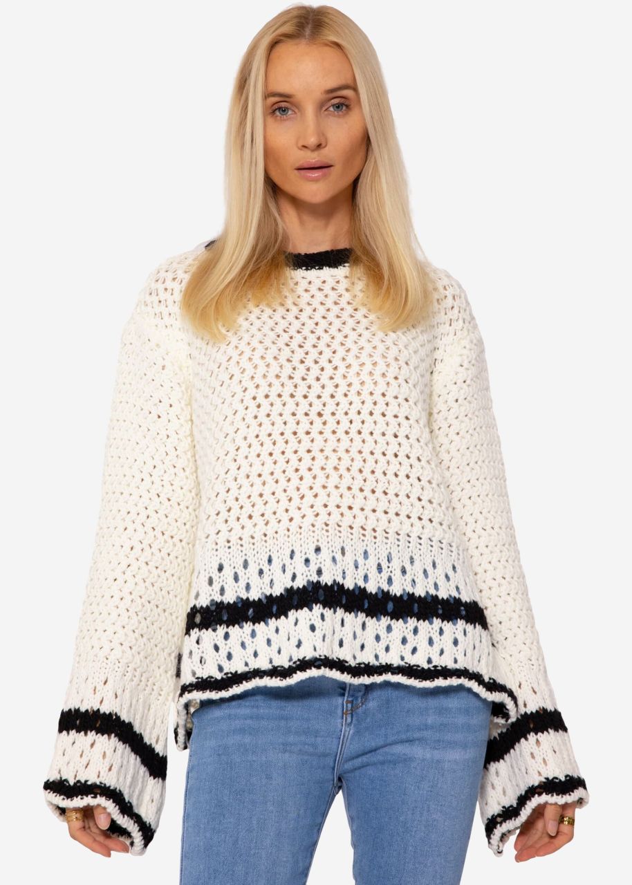 Grobgestrickter Pullover mit schwarzen Details - weiß