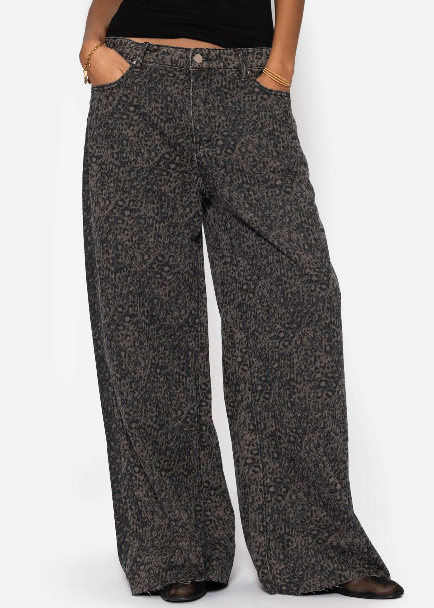 Weite Baggy-Jeans mit Leo-Print - braun