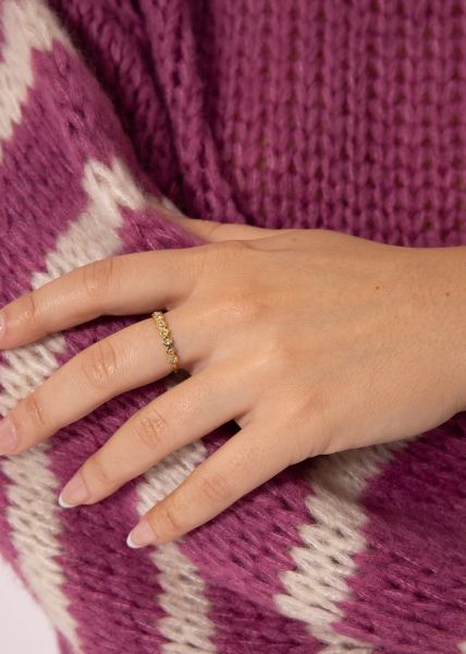 Zarter Ring mit funkelnden Steinchen, gold