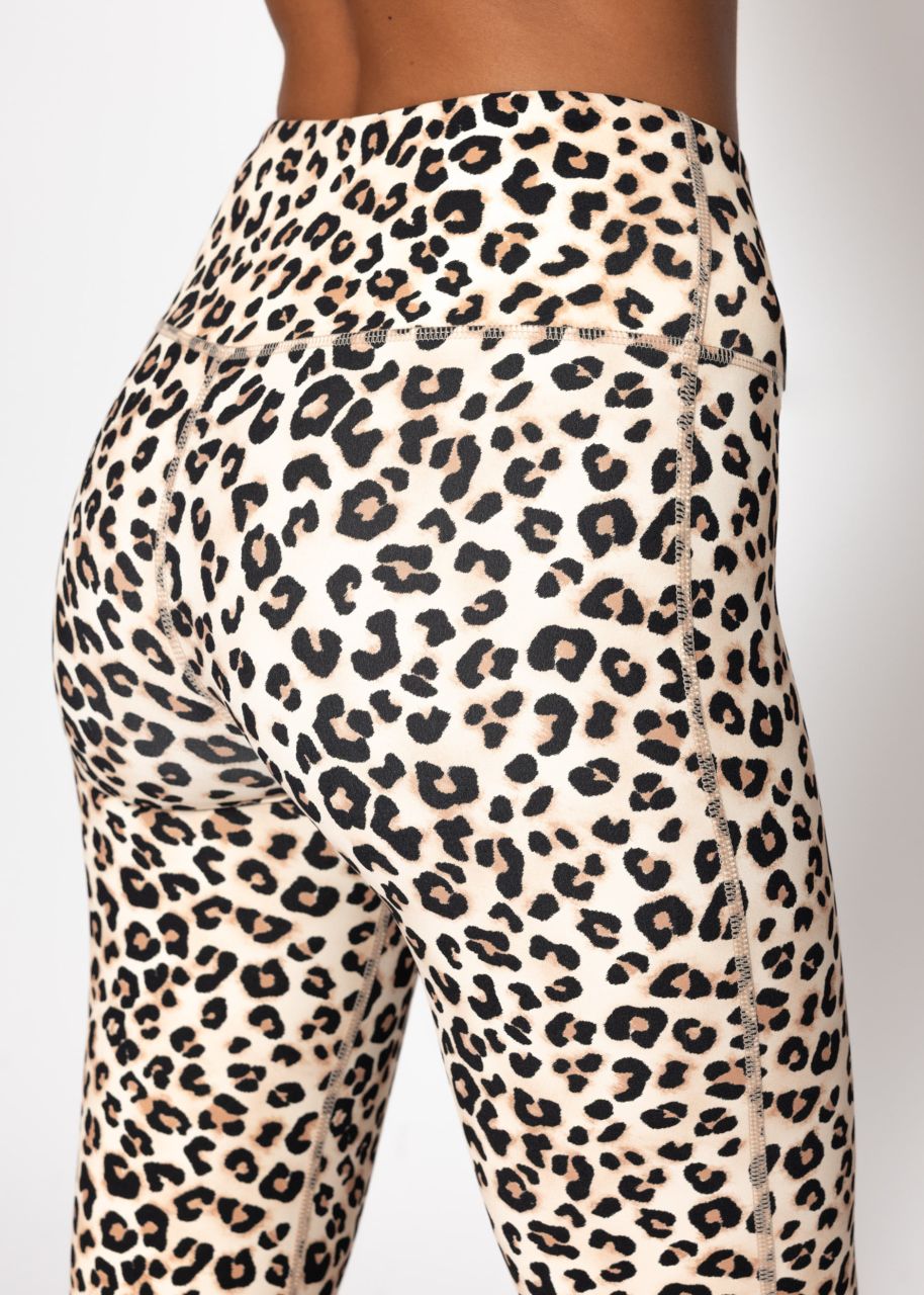 Flare Sportleggings mit Leo-Print - beige