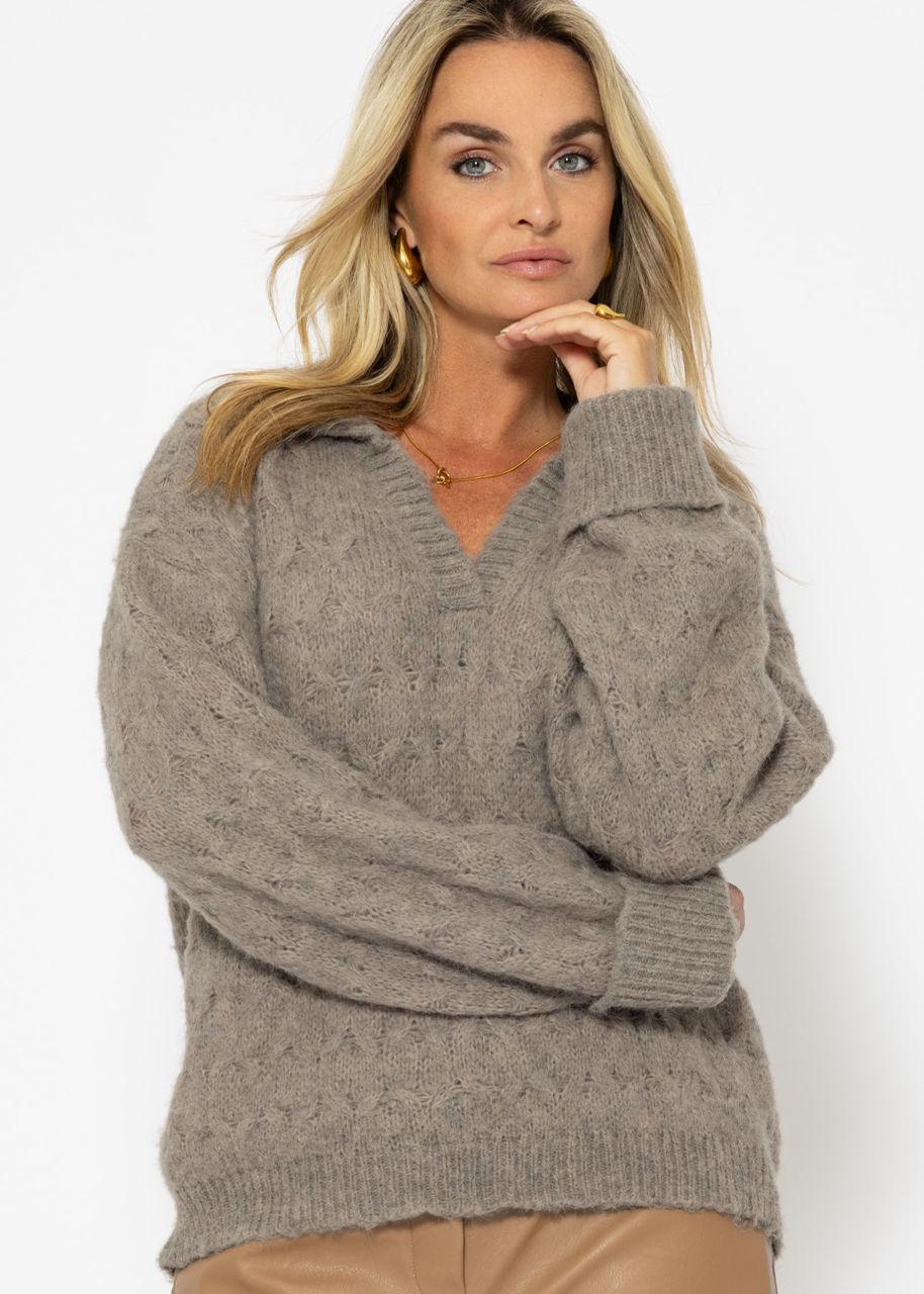 Flauschiger Zopfmuster-Pullover mit Kragen und V-Ausschnitt - taupe