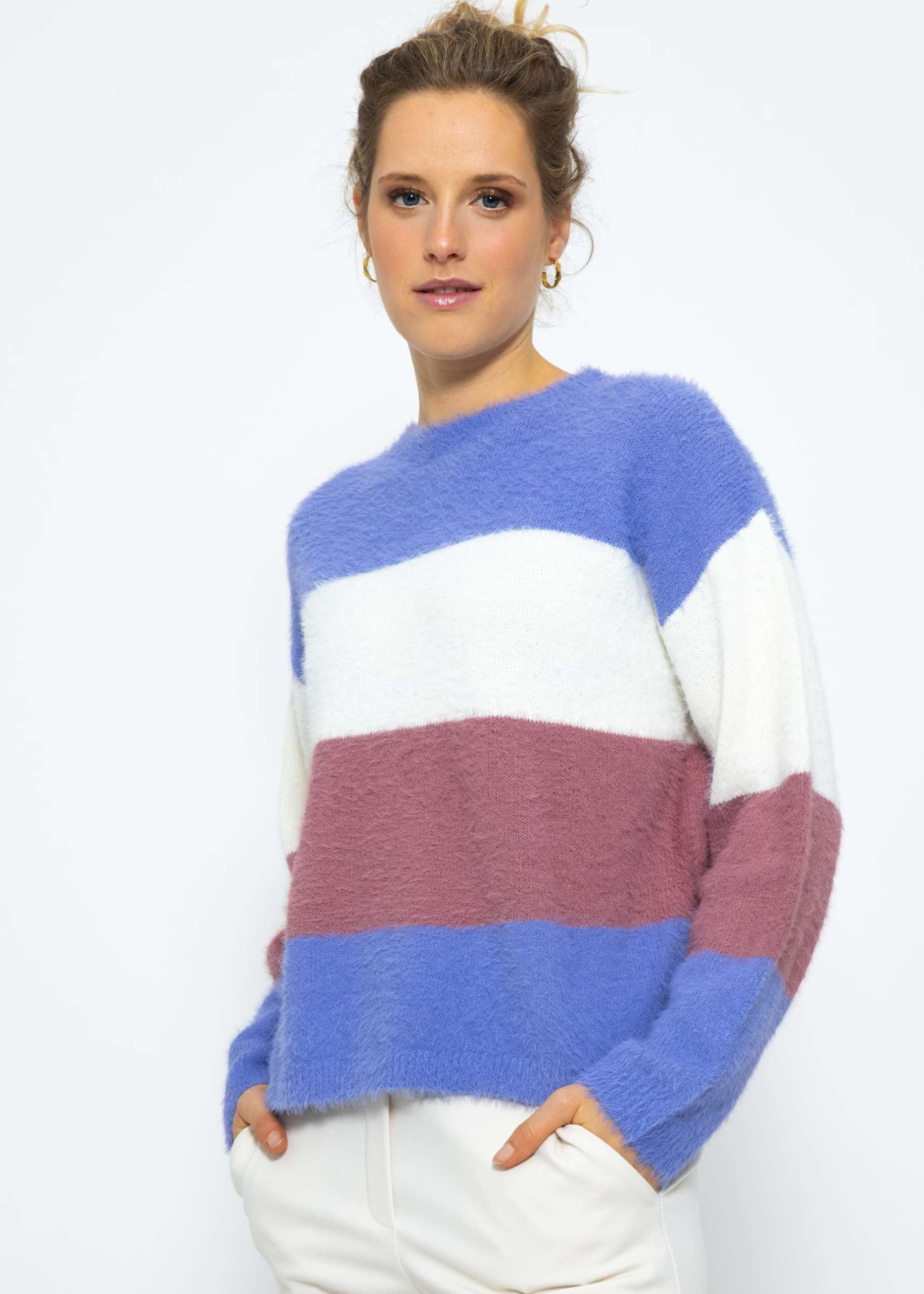 Flauschiger Pullover mit Blockstreifen - lila-offwhite-mauve