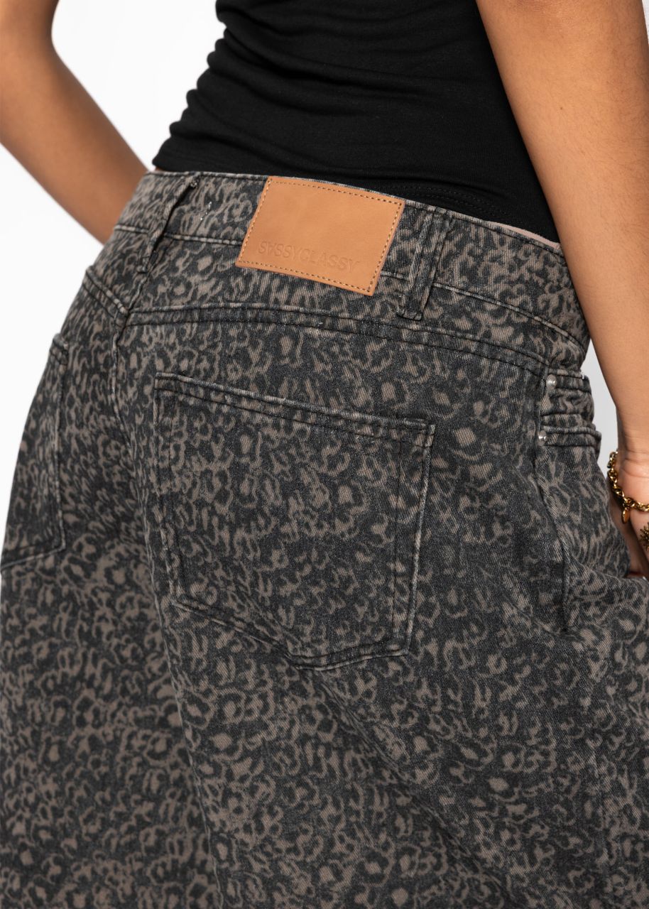 Weite Baggy-Jeans mit Leo-Print - braun