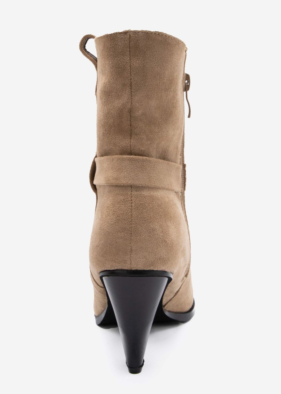 Boots mit silberner Spitze, beige