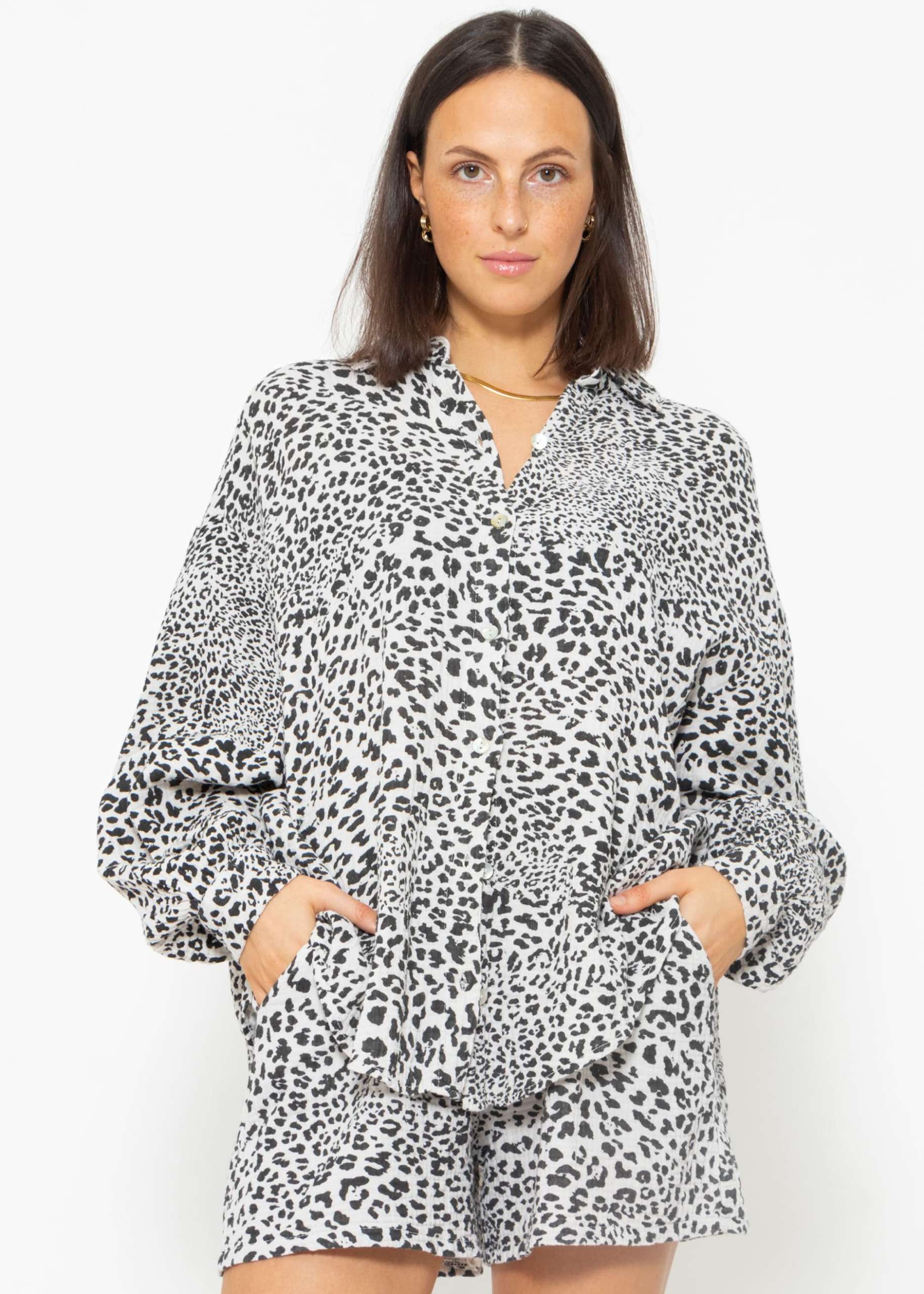 Musselin Bluse oversize, kurz, mit Leo-Print, hellbeige