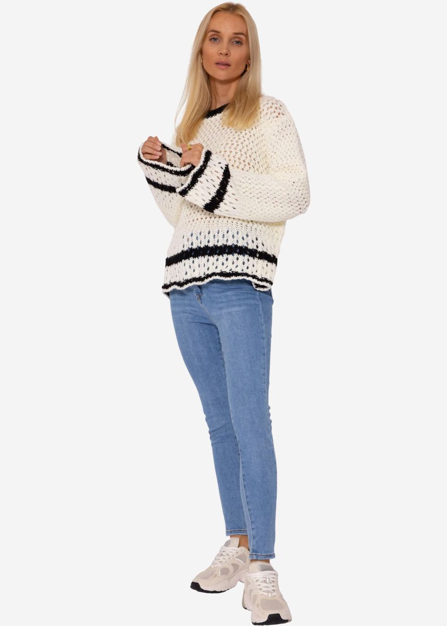 Grobgestrickter Pullover mit schwarzen Details - weiß