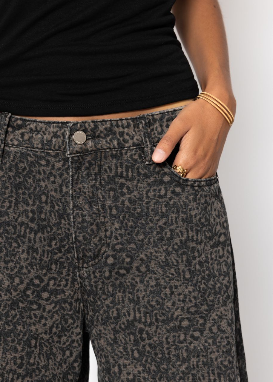 Weite Baggy-Jeans mit Leo-Print - braun