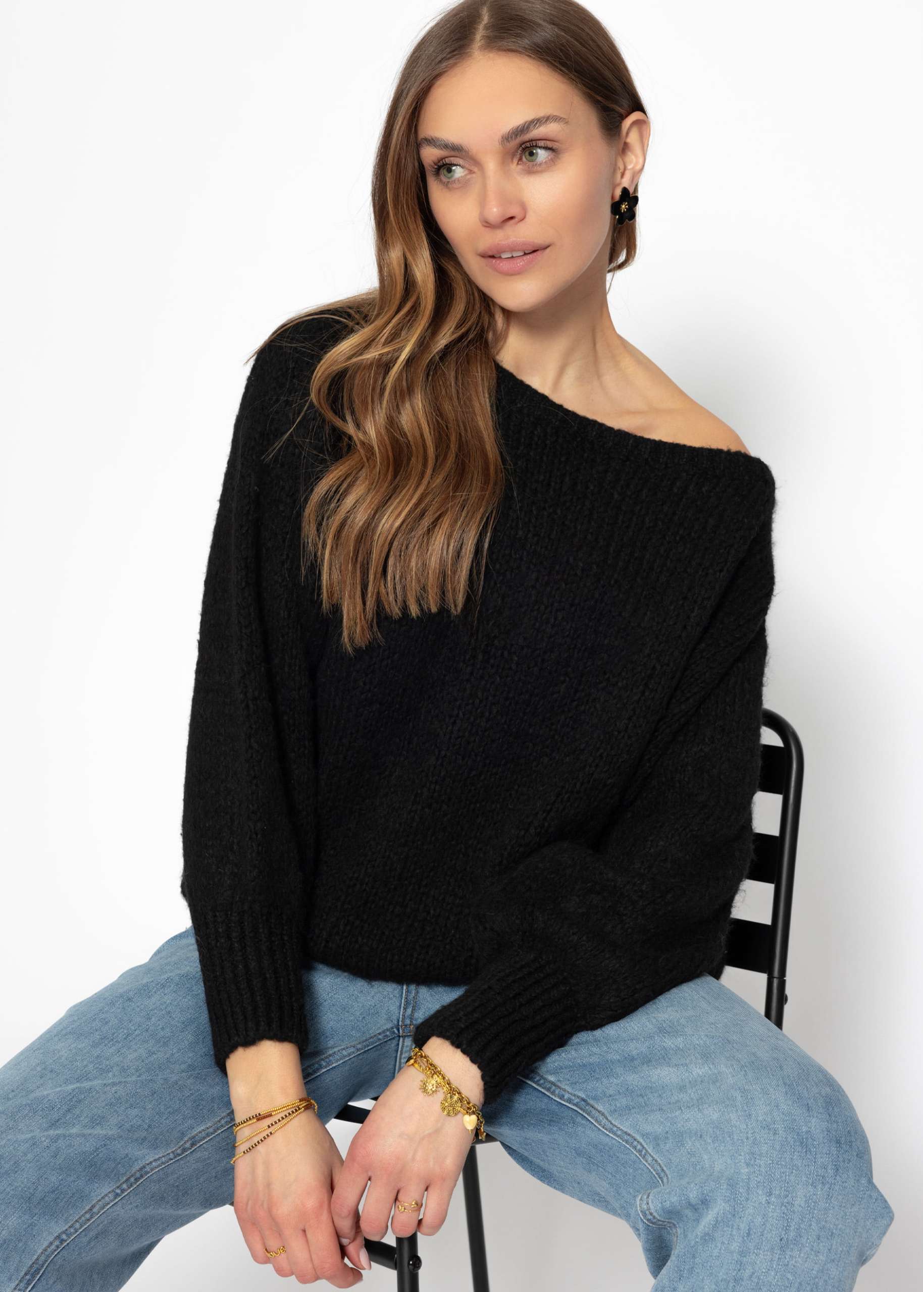 Flauschiger Pullover mit U-Boot Ausschnitt - schwarz