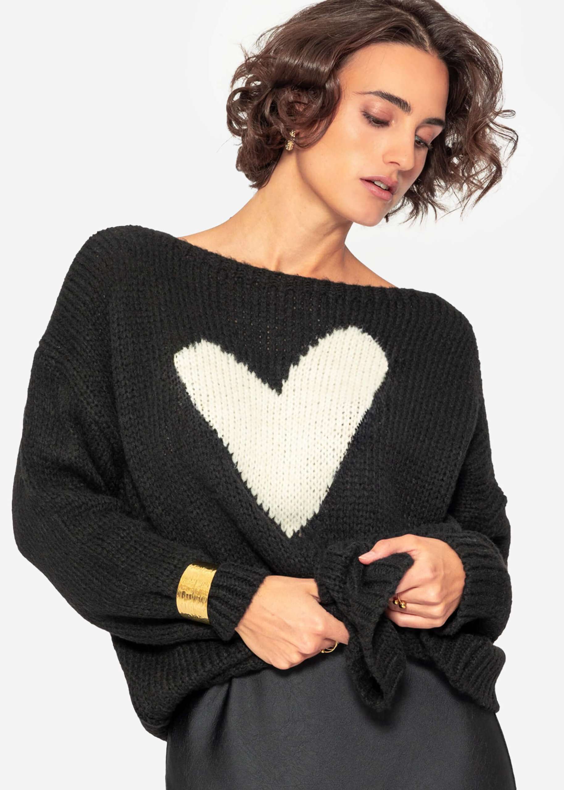 Oversize Pullover mit weißem Herz - schwarz