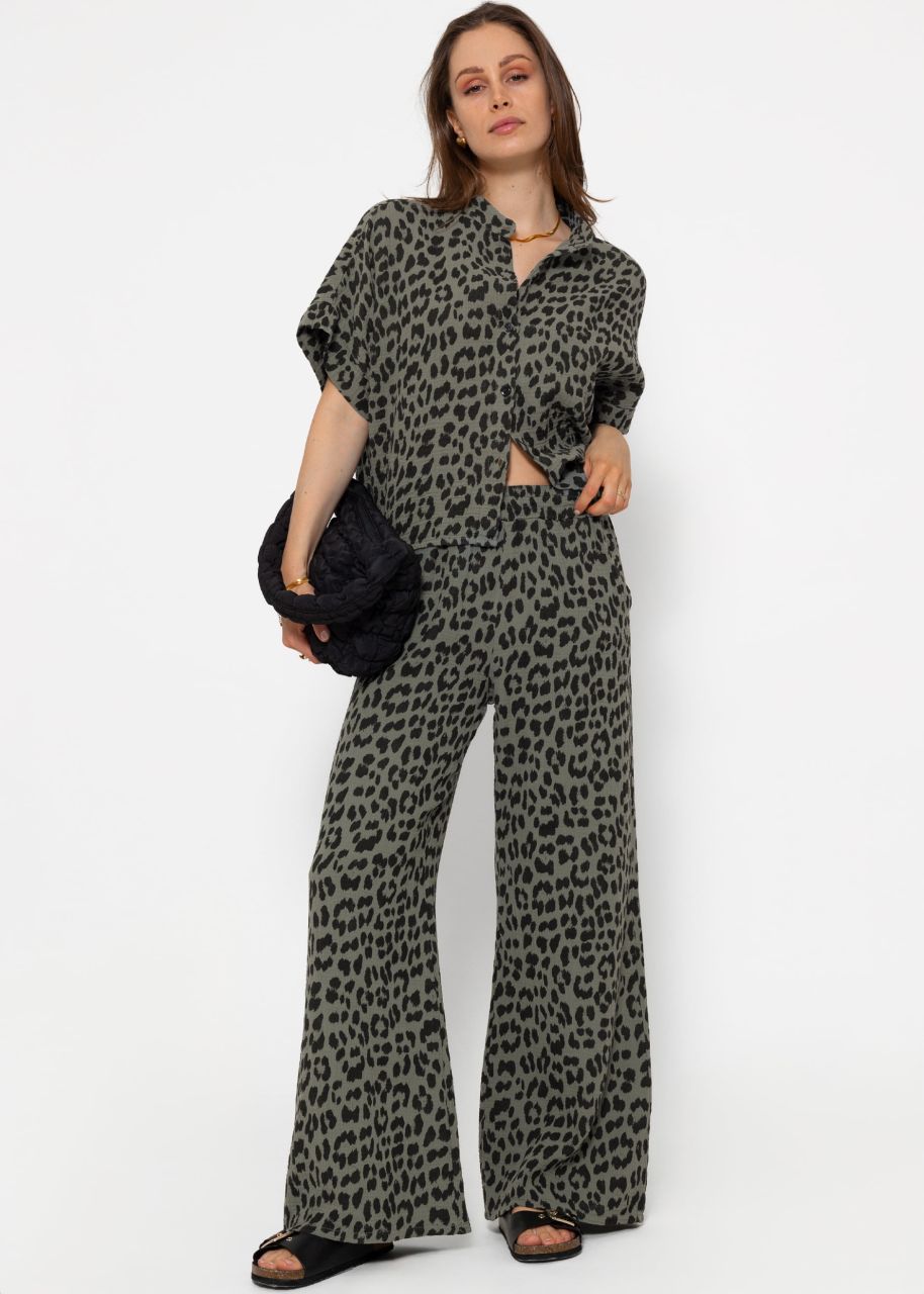 Musselin Pants mit weitem Bein in Leo-Print - khaki