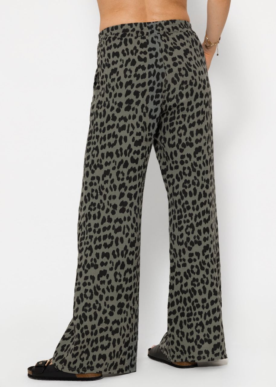 Musselin Pants mit weitem Bein in Leo-Print - khaki