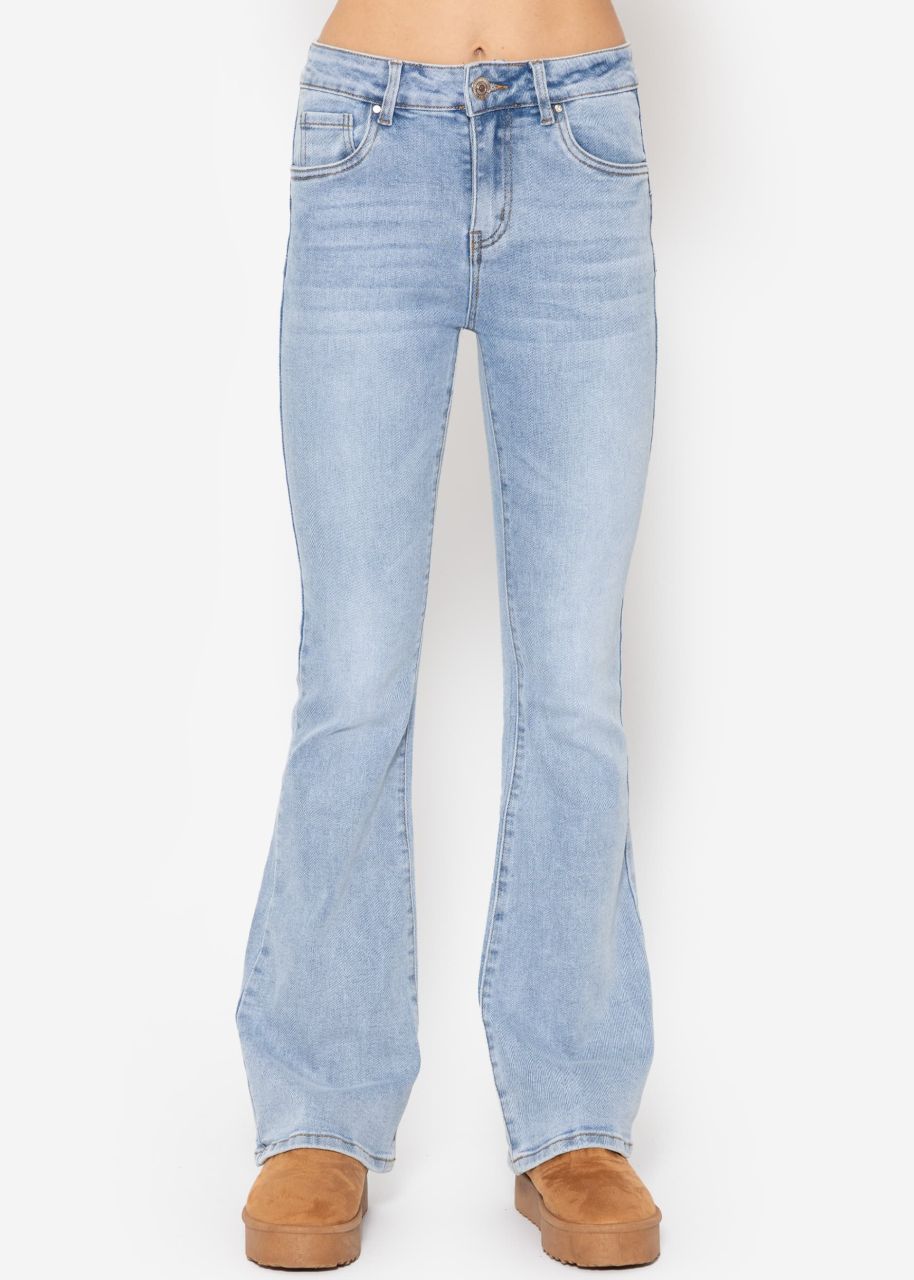 Flared Jeans mit heller Waschung - hellblau