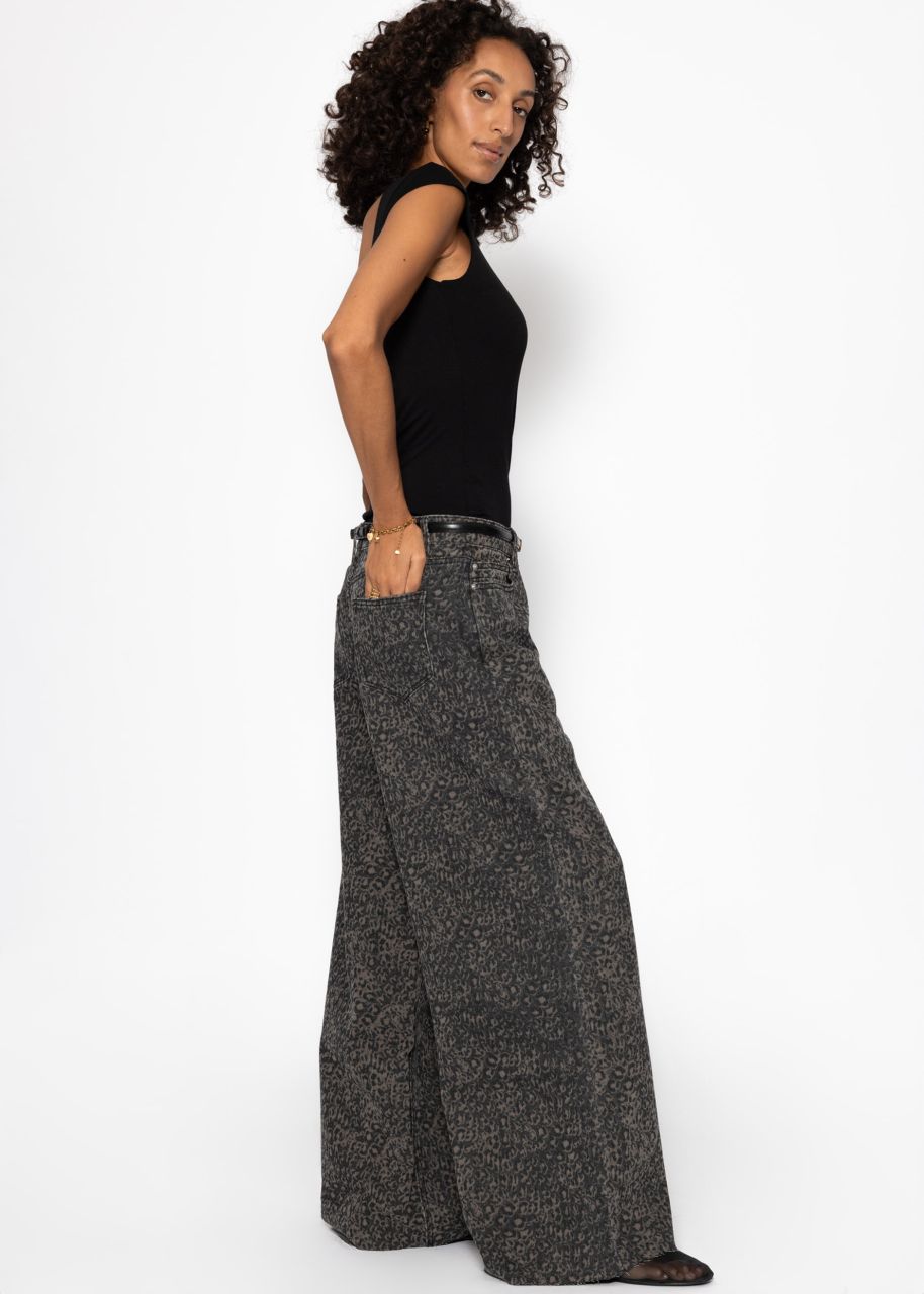 Weite Baggy-Jeans mit Leo-Print - braun