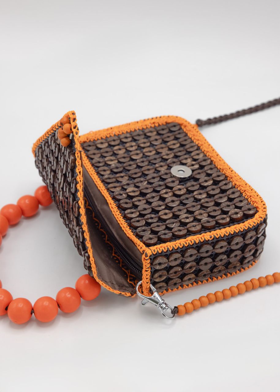 Kleine Tasche mit orangefarbenem Perlen-Henkel - dunkelbraun