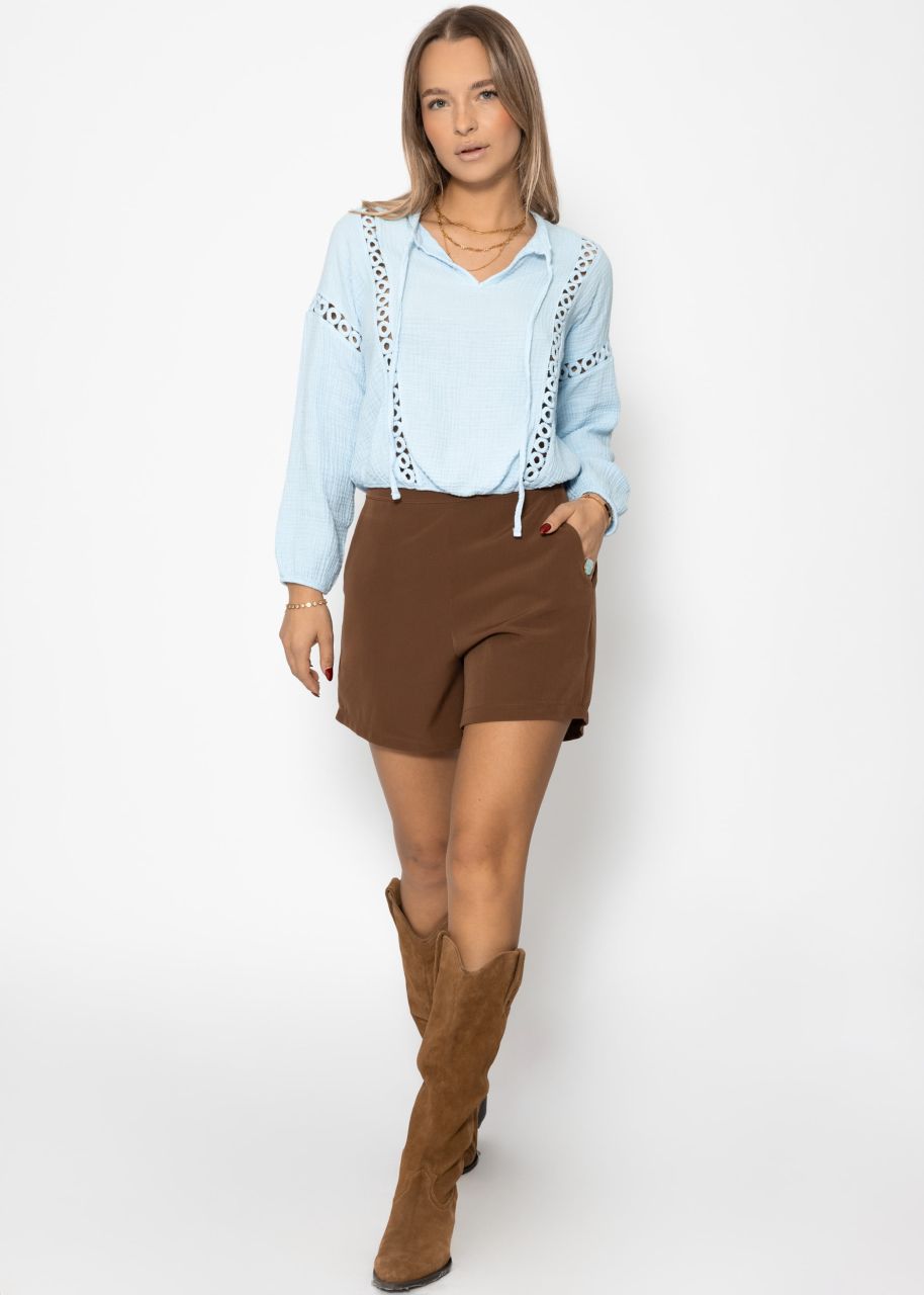Bluse aus Musselin mit Spitzeneinsatz - hellblau