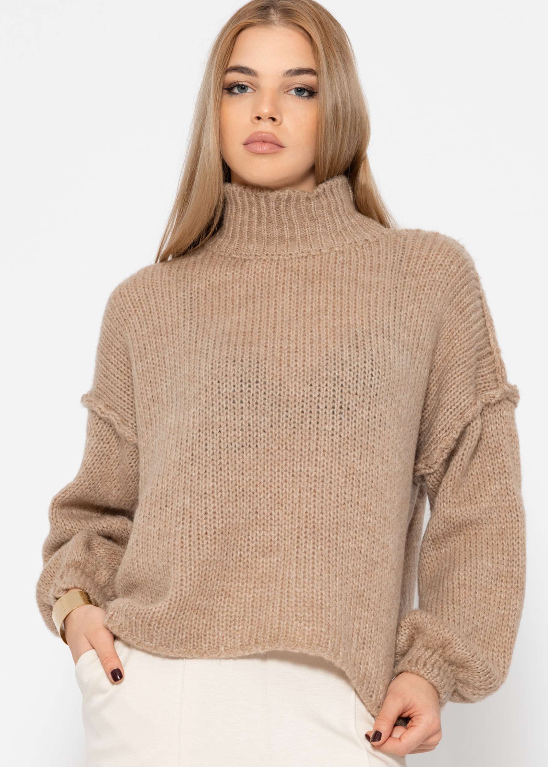 Rollkragenpullover mit Außennähten - camel