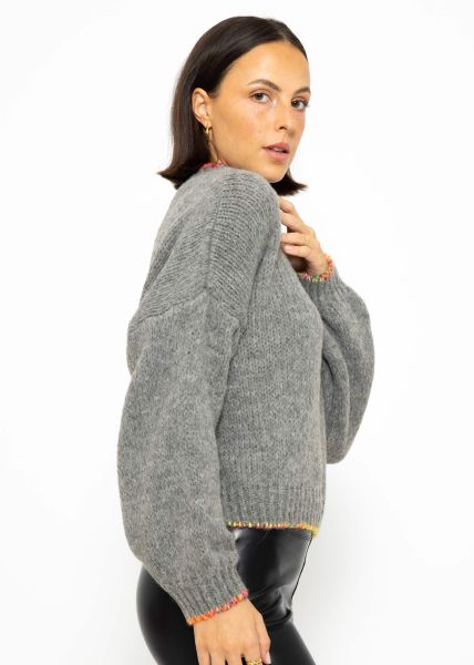 Oversize Pullover mit bunten Akzenten - grau