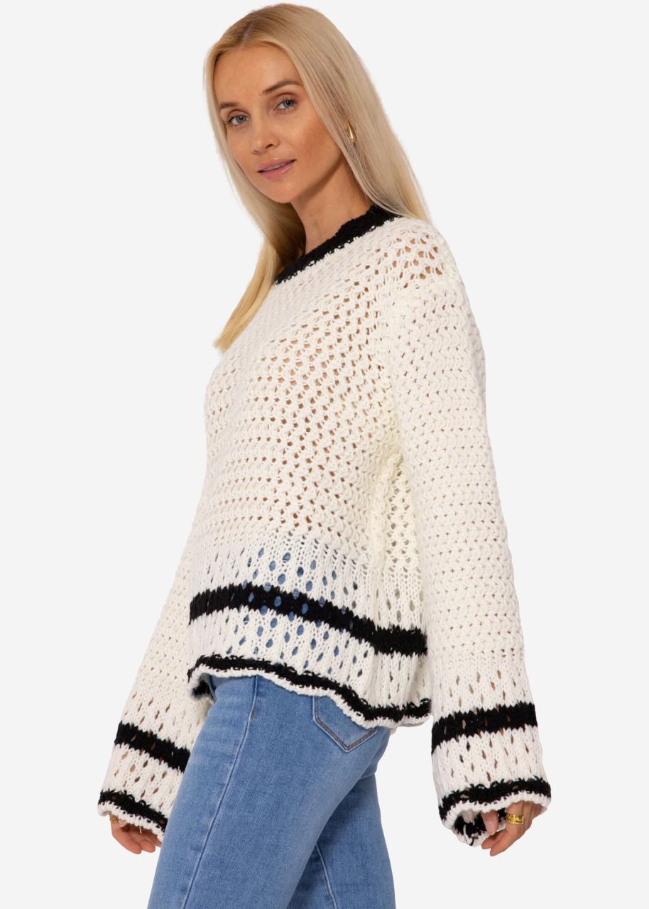 Grobgestrickter Pullover mit schwarzen Details - weiß