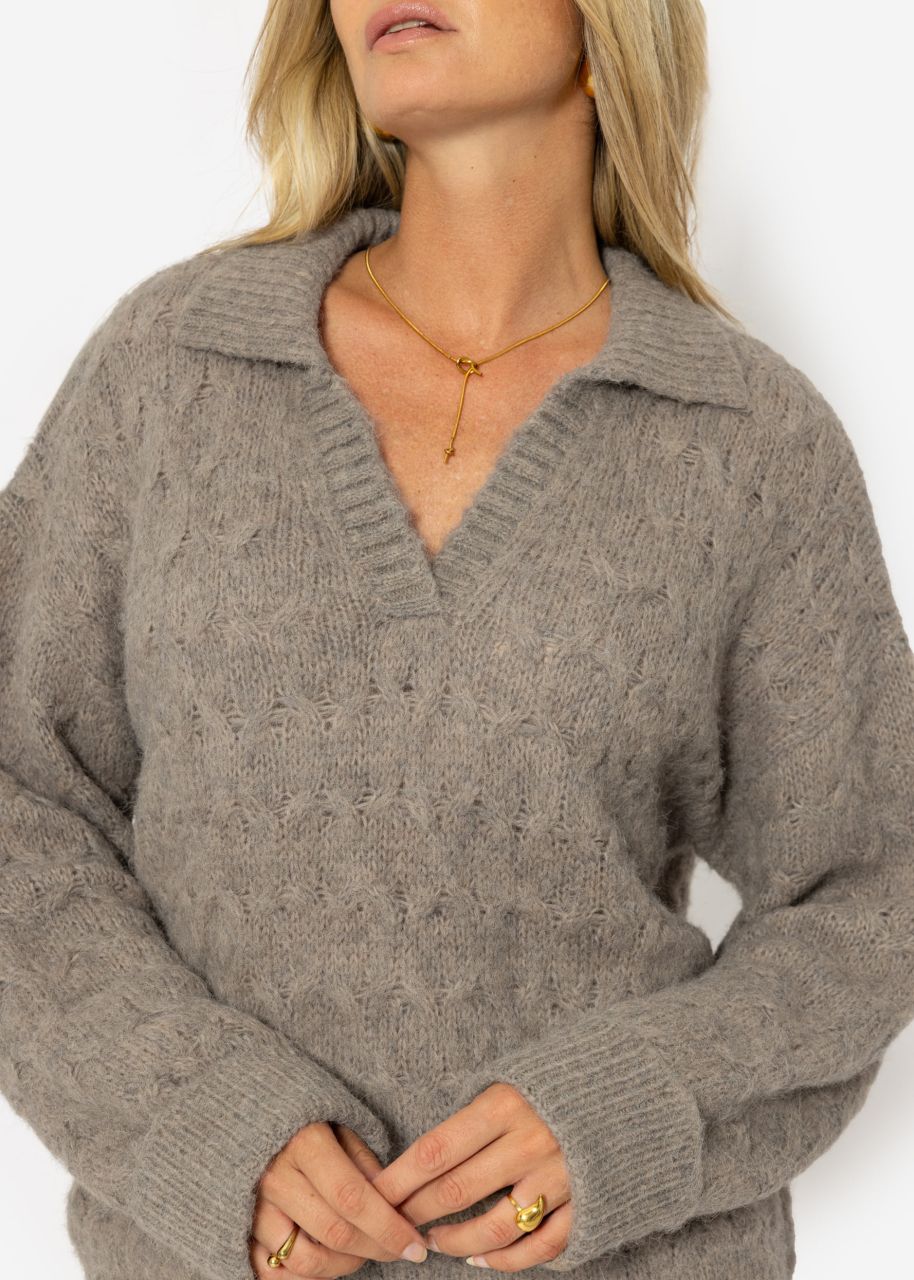 Flauschiger Zopfmuster-Pullover mit Kragen und V-Ausschnitt - taupe