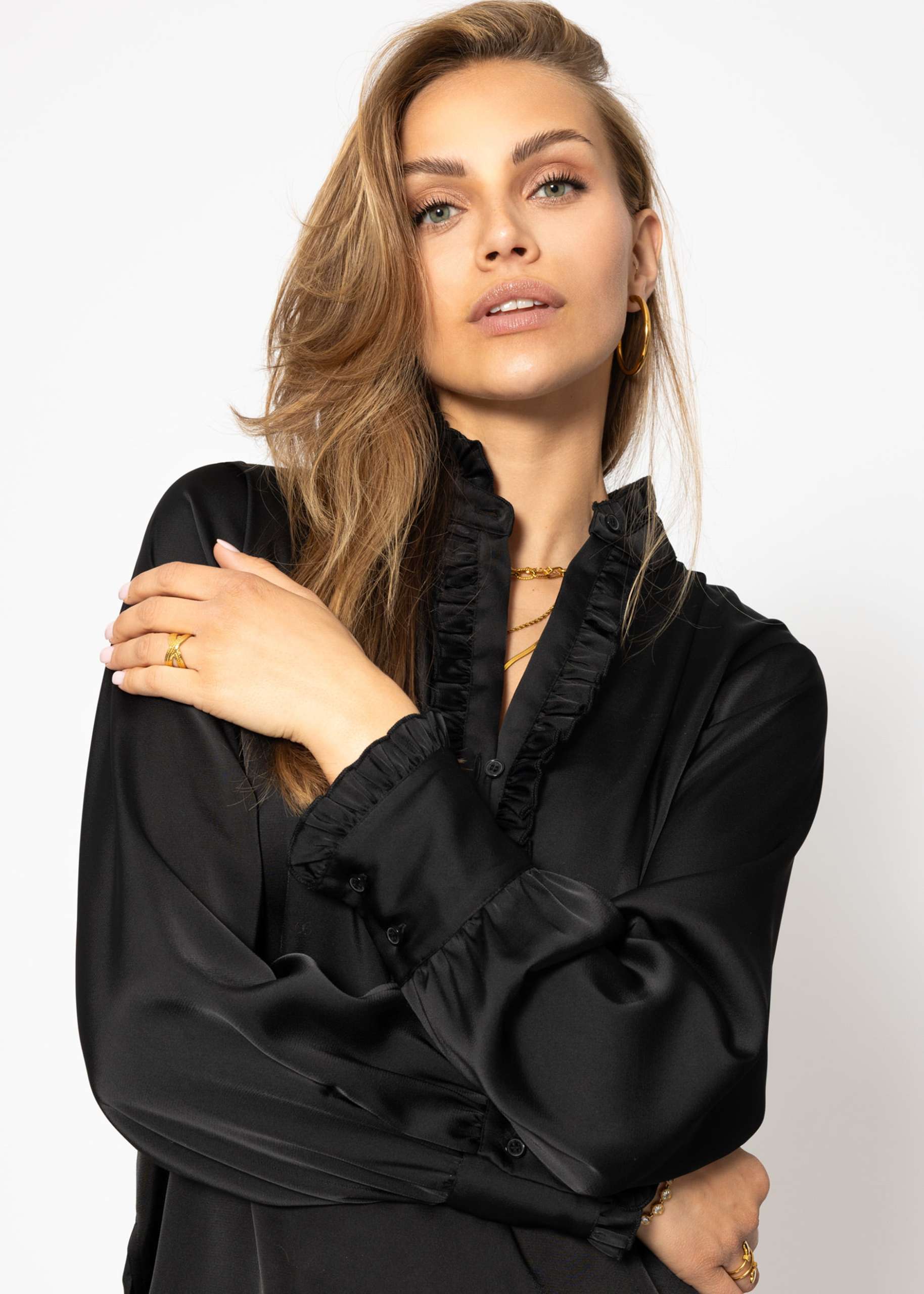 Satinbluse mit Rüschen - schwarz