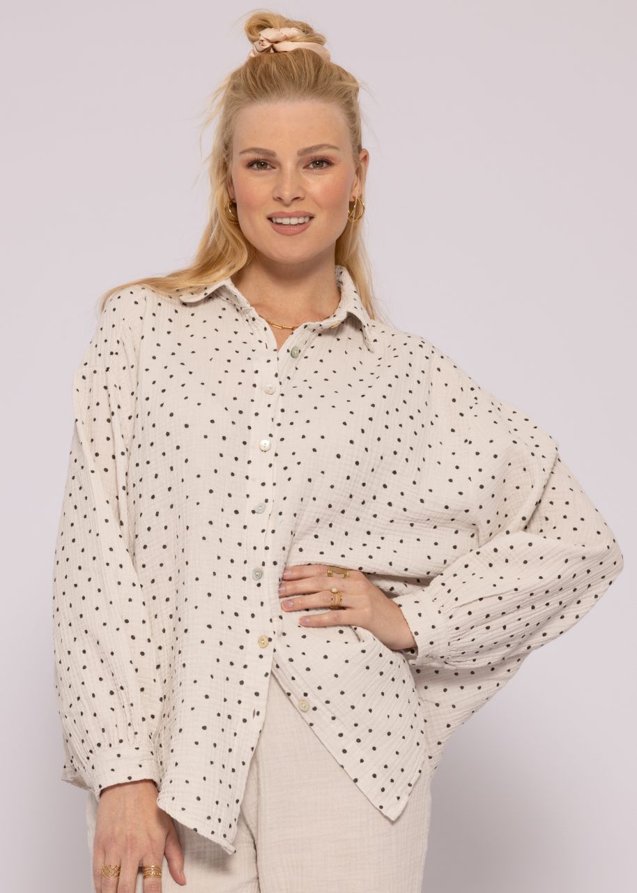 Ultra oversize Musselin-Blusenhemd mit kleinen Punkten, kürzere Variante, hellbeige