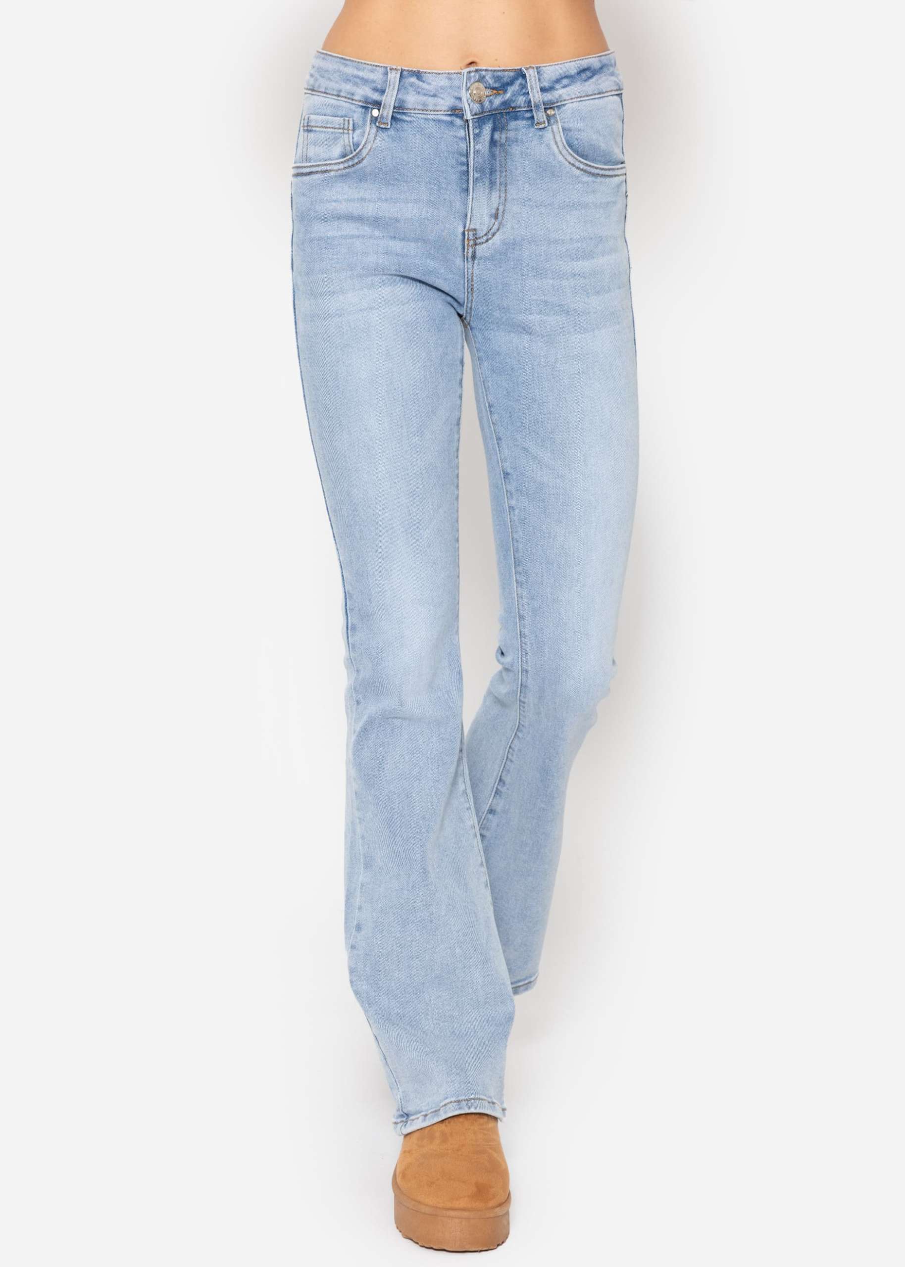 Flared Jeans mit heller Waschung - hellblau