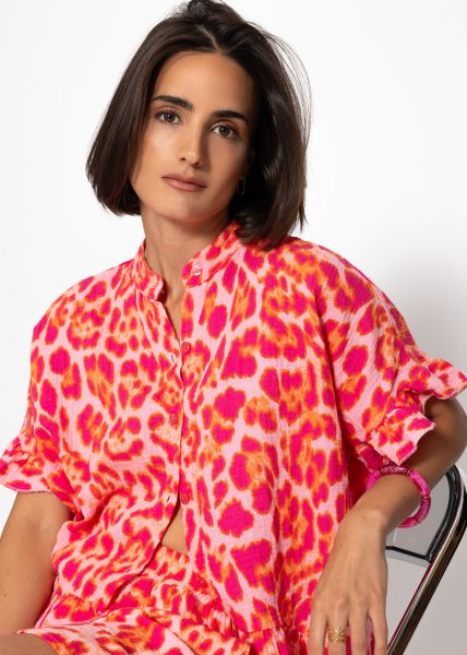 Musselin Bluse in Leo-Print mit Rüschensaum - pink