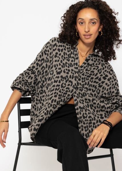 Oversize Musselin Bluse mit Leo-Print - taupe