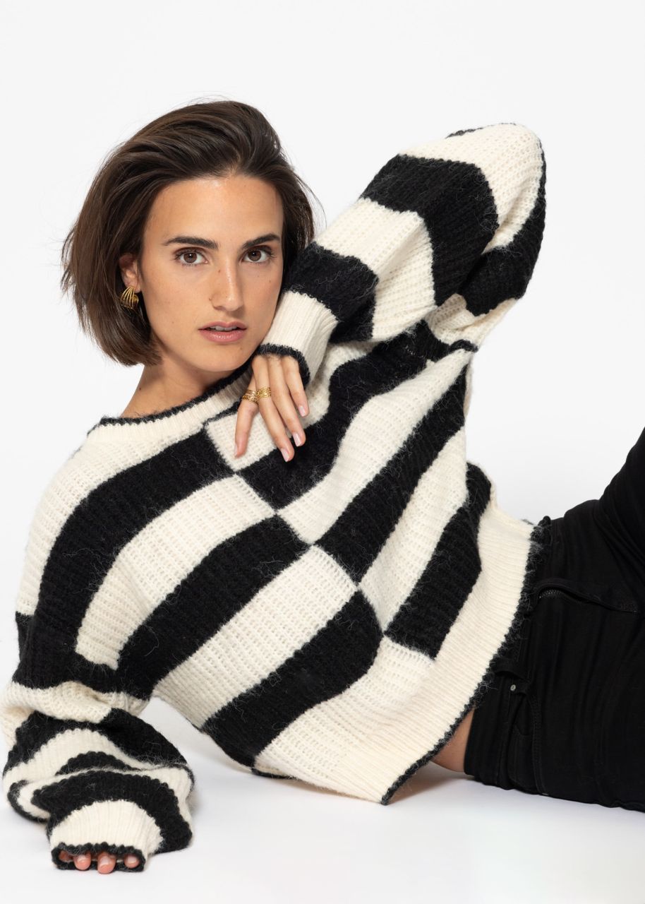 Flauschiger Pullover mit versetzten Blockstreifen - schwarz-offwhite