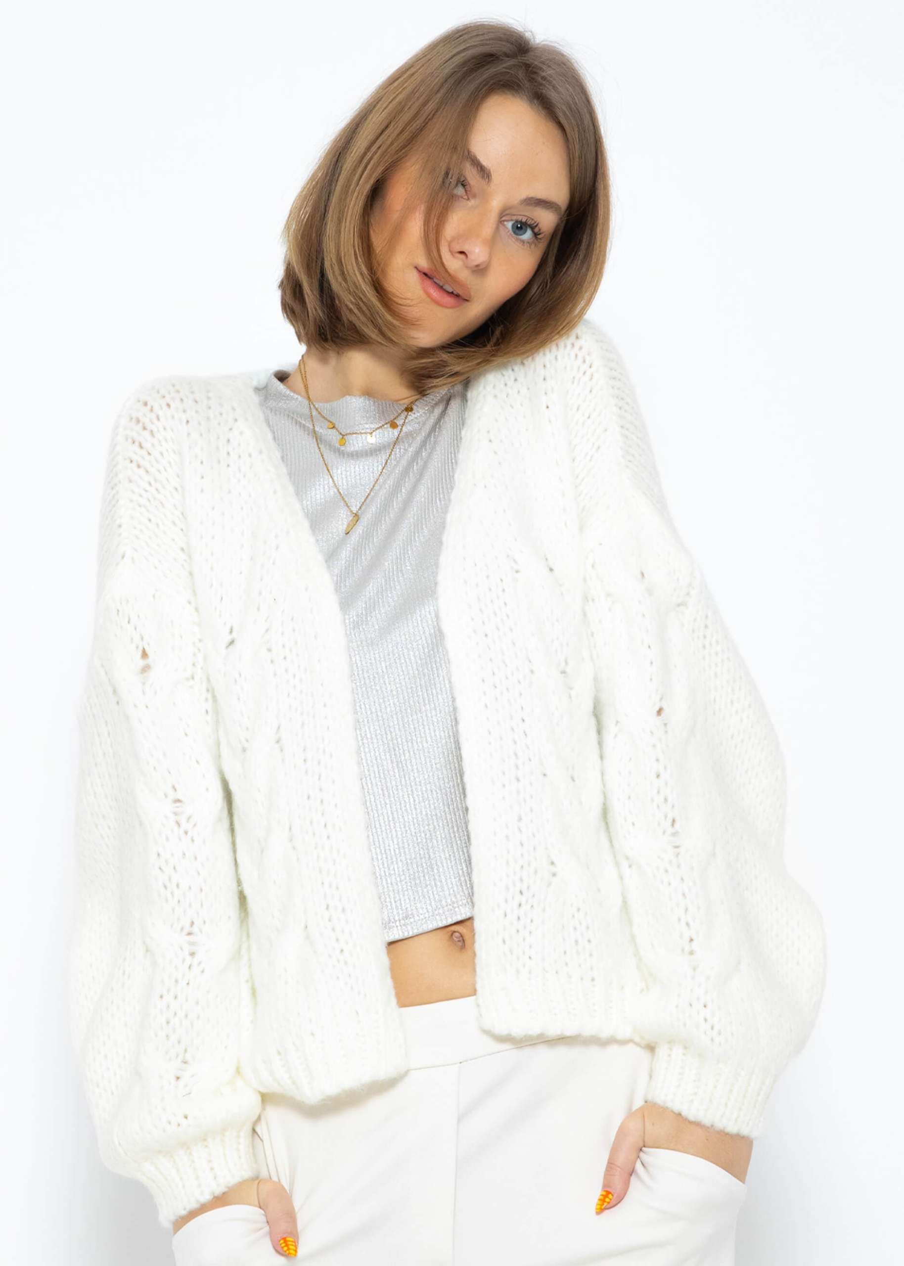 Kurzer Cardigan mit Zopfmuster - offwhite